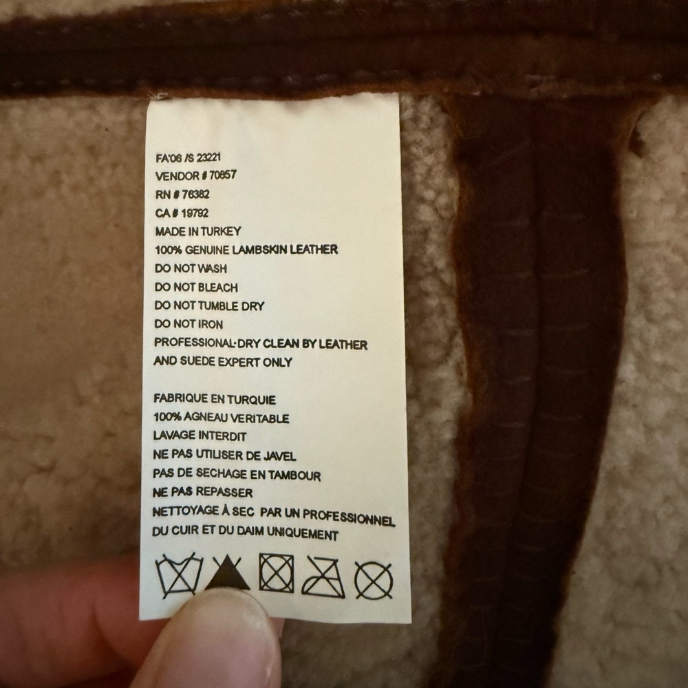 NWT Timberland Chocolate and Tan Shearling Vest - Picture 7 of 7
